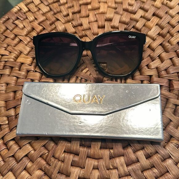 Quay Australia Black Sunglasses W/Hard Case - Picture 1 of 6